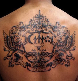 背部黑色的狮子徽章纹身图案