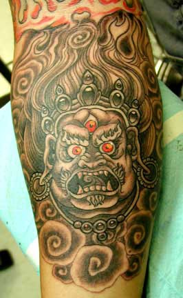 手臂令人印象深刻的三眼亚洲面具纹身图案