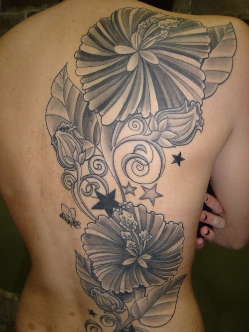 背部梦幻般的黑色花朵和星星纹身图案