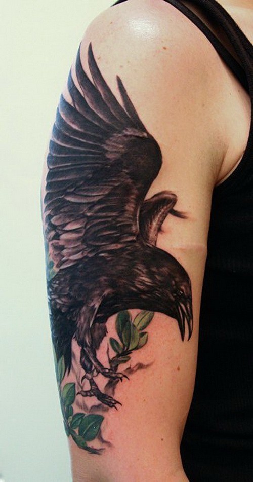 手臂写实的黑色乌鸦和树枝纹身图案