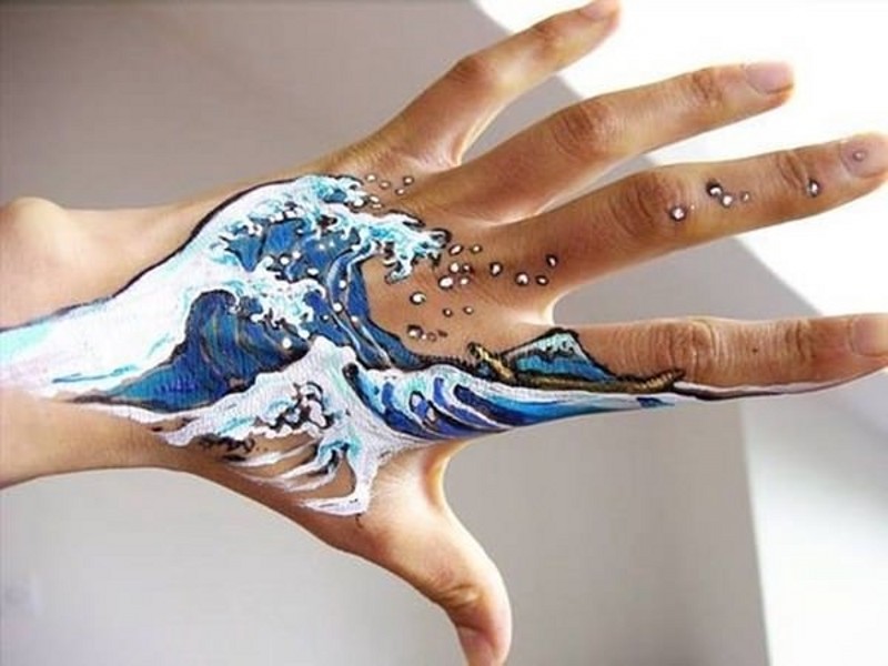手背美丽的水彩波浪纹身图案