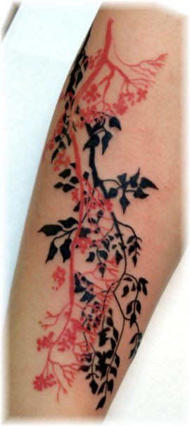 手臂简单的红色和黑色树枝纹身图案