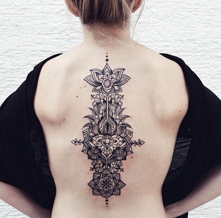 背部美丽的黑色线条花卉纹身图案