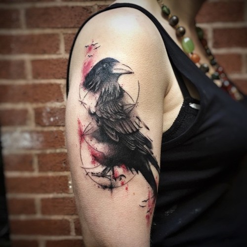 大臂美丽的黑色大鸟纹身图案