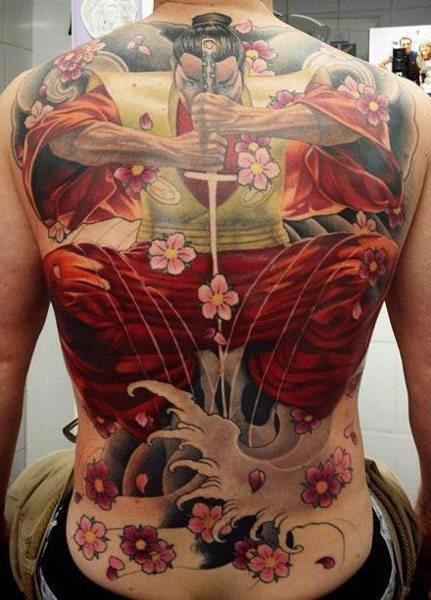 背部彩色的日式大武士樱花纹身图案