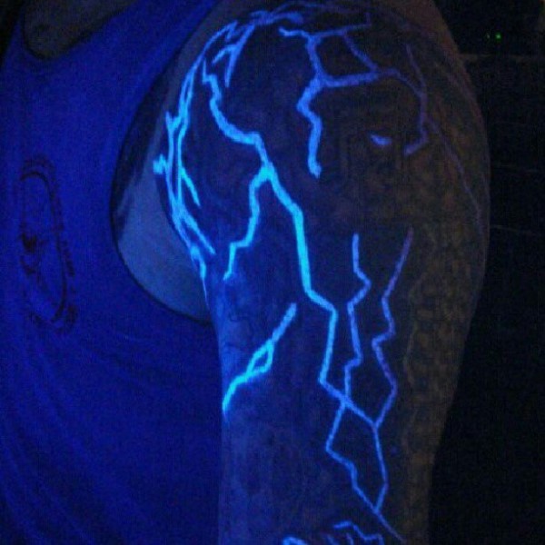 手臂美丽的手绘荧光闪电纹身图案