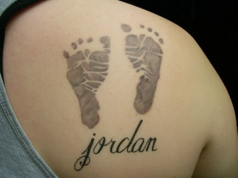 臂部有趣的婴儿脚印纹身图案