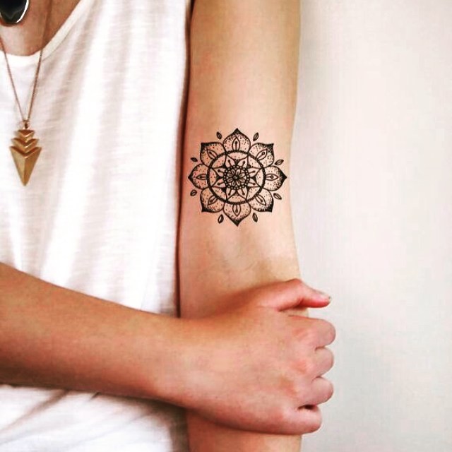手臂小小的黑白美丽设计花朵纹身图案