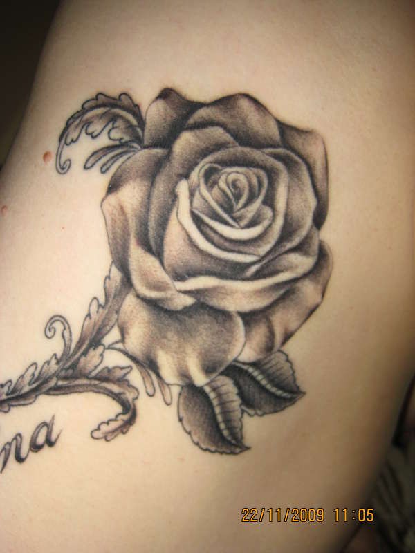 简单的黑灰玫瑰和叶子手臂纹身图案