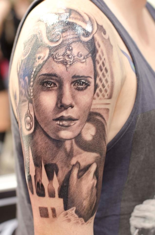 手臂黑色的美丽女人肖像纹身图案
