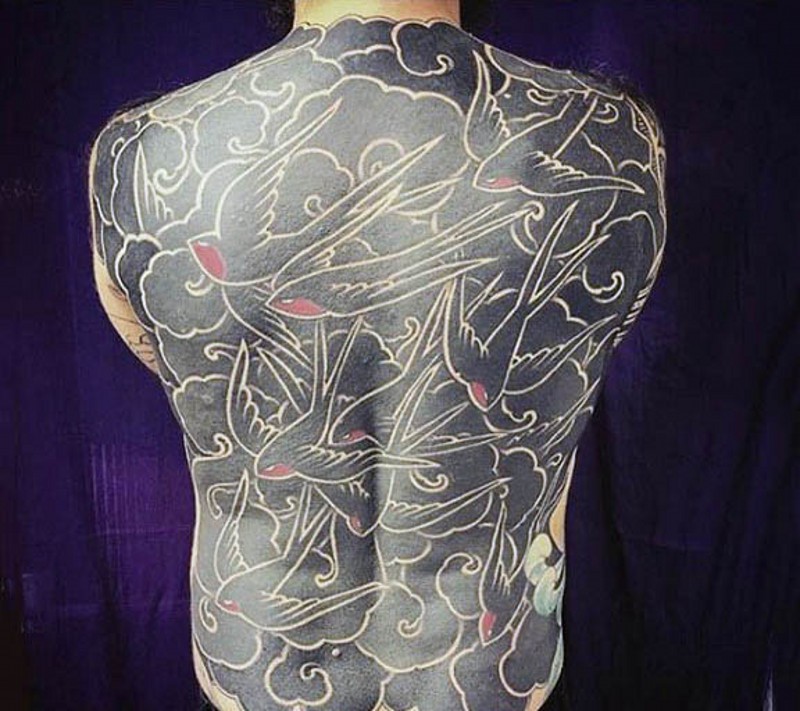 独特风格黑色燕子满背纹身图案