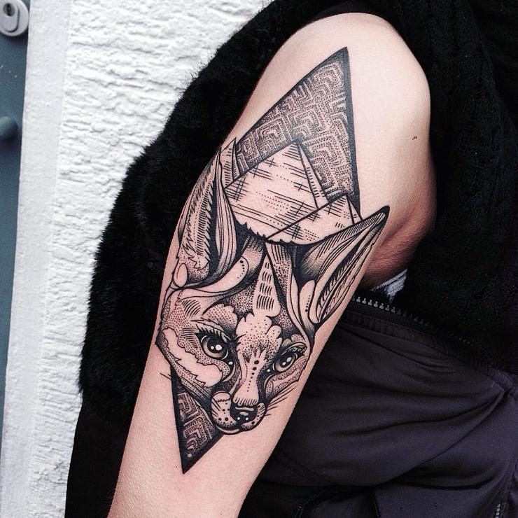 大臂雕刻风格黑色狐狸头与金字塔纹身图案