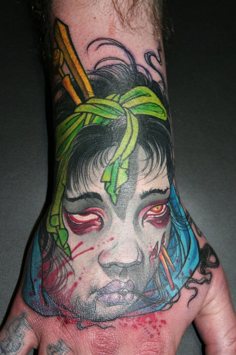 手背可怕的传统彩色僵尸女生首纹身图案