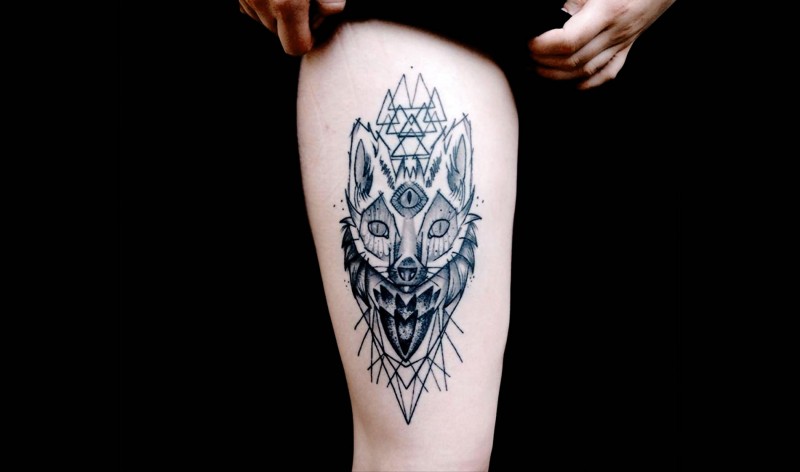 大腿黑色神秘狐狸面具和三角形纹身图案
