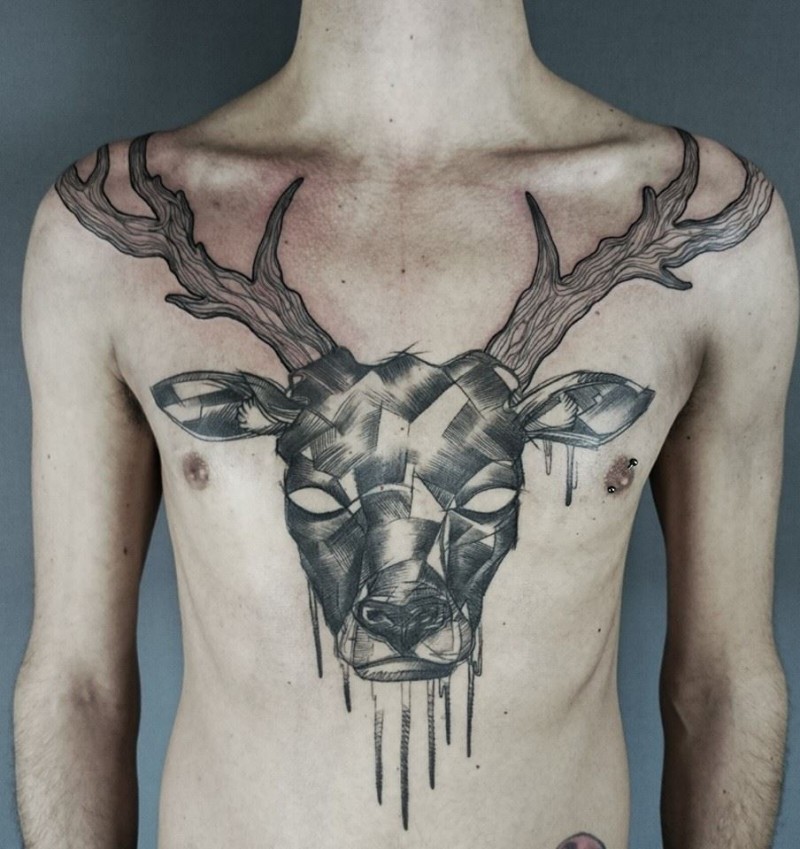 胸部雕刻风格黑色鹿头骨纹身图案