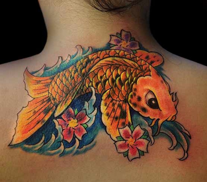 亚洲式的金色鲤鱼和波浪花卉背部纹身图案