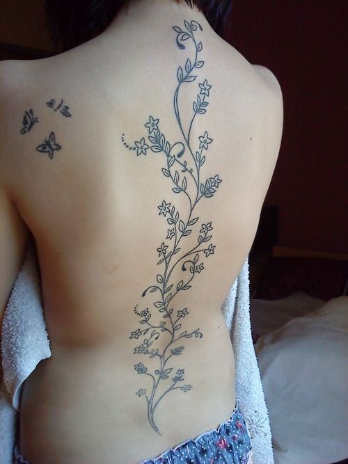 背部优雅的黑色线条藤蔓花朵纹身图案