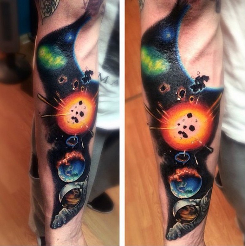 手臂可爱的彩色太空主题纹身图案