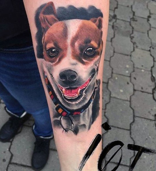 手臂滑稽多彩的微笑狗纹身图案