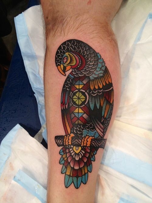 手臂上色块拼凑的鹦鹉纹身图案