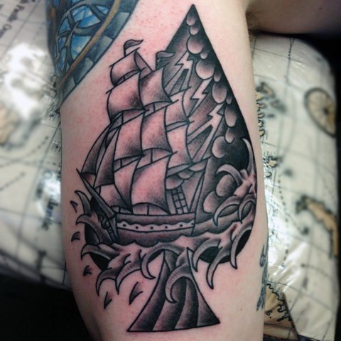 黑色的黑桃符号和帆船手臂纹身图案