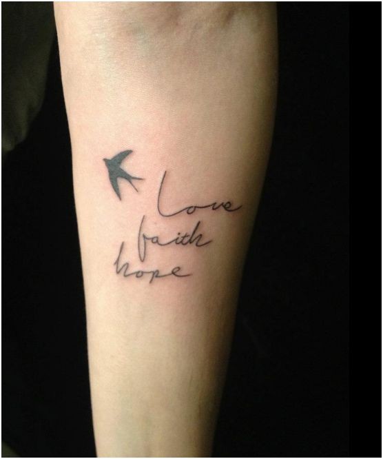 手臂简约的黑色燕子字母纹身图案