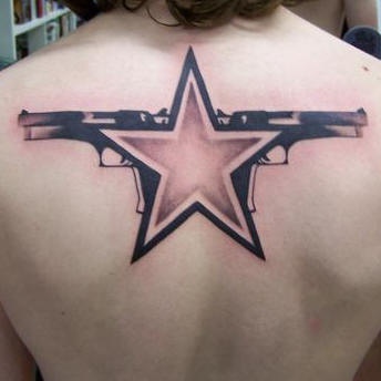 背部五角星和手枪纹身图案
