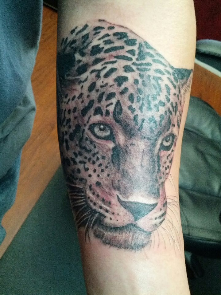 手臂很酷的豹子头像写实纹身图案