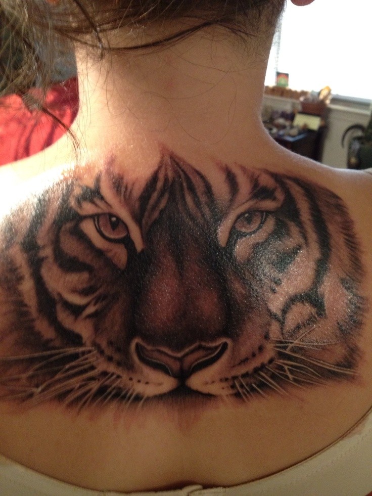 背部插画风格写实逼真的老虎头像纹身图案