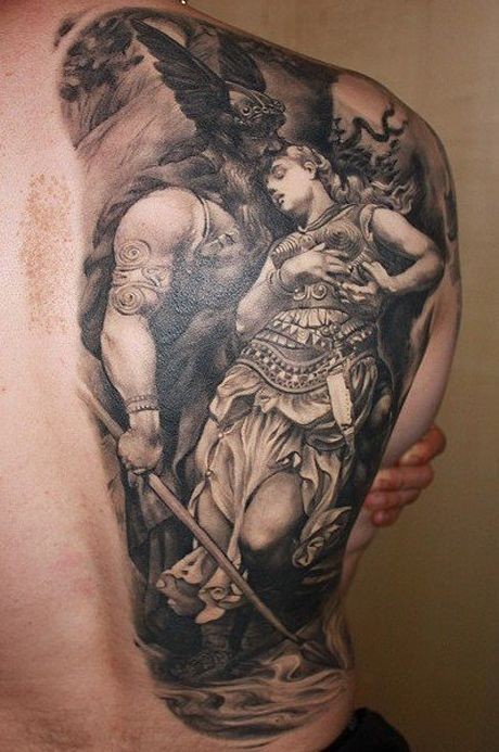 背部可爱的海盗和女人纹身图案