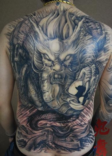 惊人的亚洲邪恶龙与长城满背纹身图案