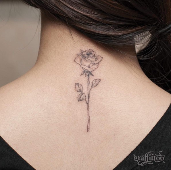 肩部温柔苍白的黑色线条玫瑰花纹身图案