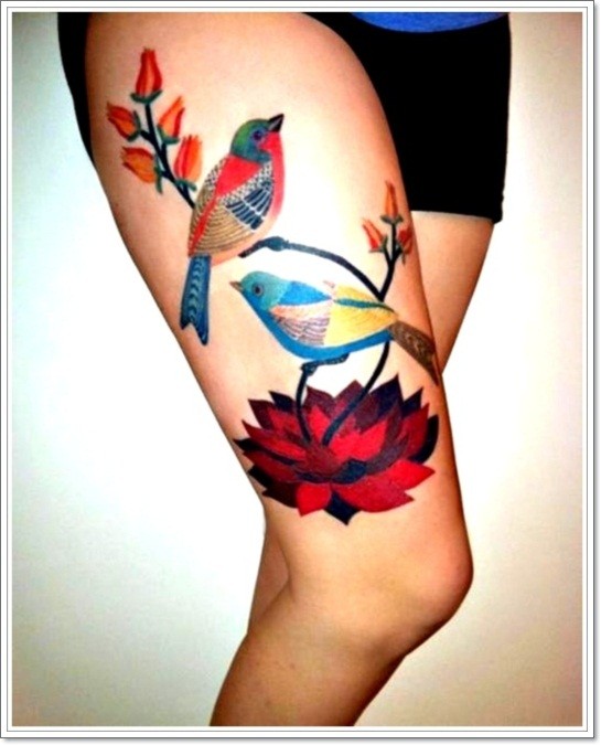 大腿鲜艳颜色的小鸟与花朵纹身图案