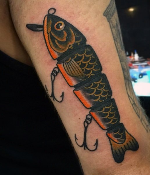 手臂设计彩色断开的鱼和鱼钩纹身图案