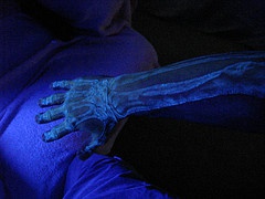手臂上的骨骼荧光纹身图案
