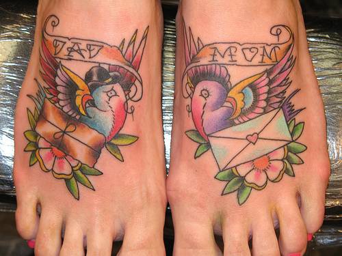 脚背不同的彩色小鸟信封纹身图案
