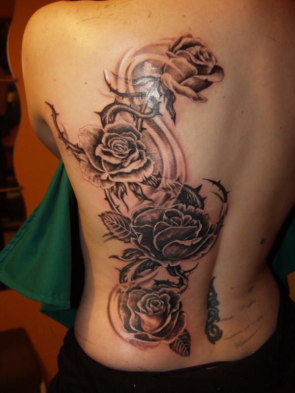 背部黑色好看的玫瑰纹身图案