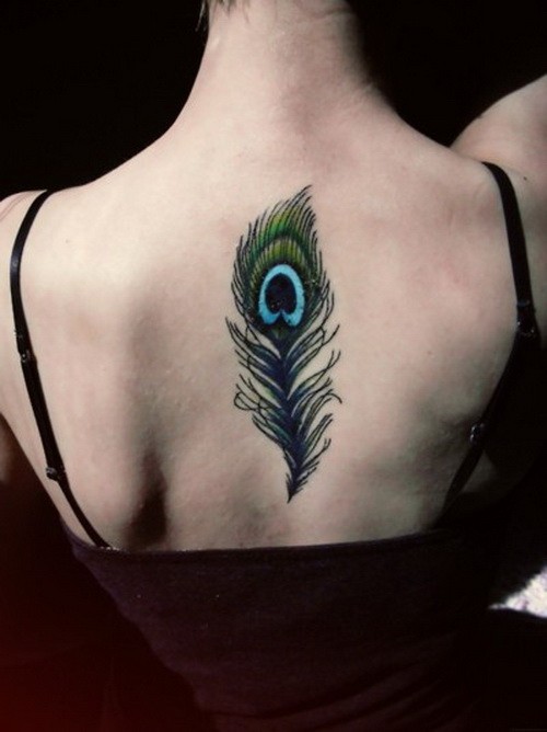 背部可爱的黑孔雀羽毛彩绘纹身图案