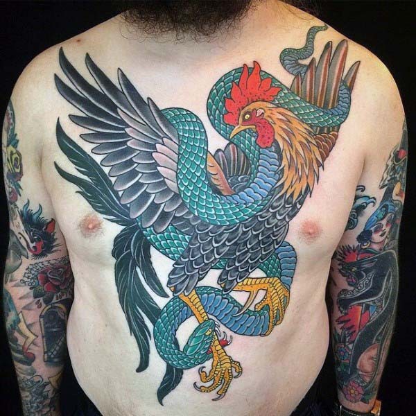 胸部五彩的大公鸡和贪吃蛇战斗纹身图案