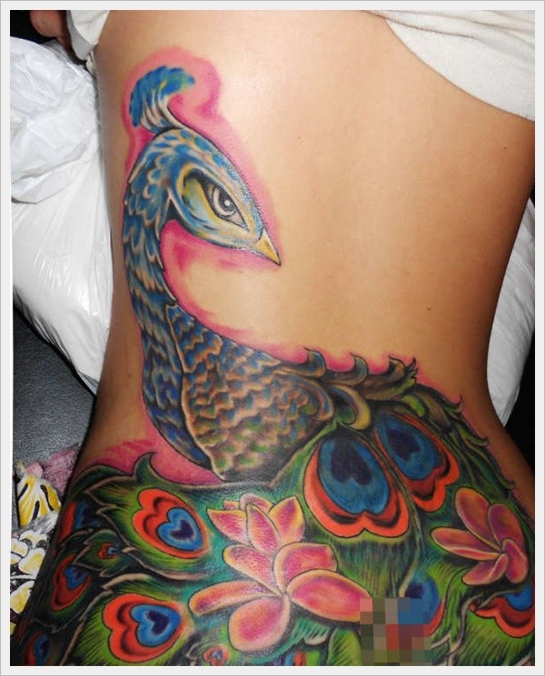 背部可爱的孔雀花朵彩色纹身图案