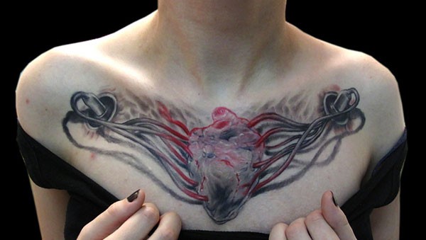 女性胸部写实的彩绘心脏纹身图案
