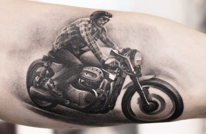 大臂old school写实的摩托车纹身图案