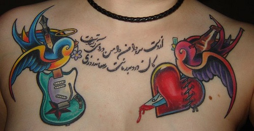 胸部歌唱的鸟儿和心形吉他纹身图案