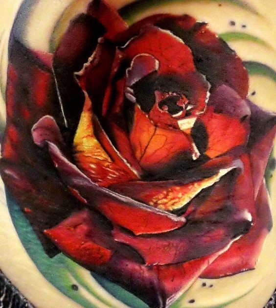 背部非常逼真的彩色大玫瑰纹身图案