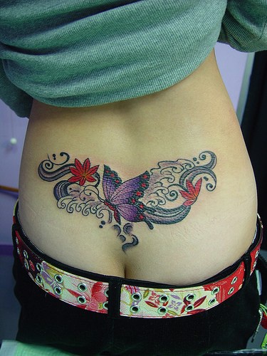 背部蝴蝶与枫叶彩色纹身图案