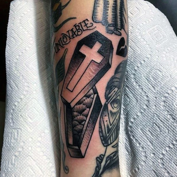 手臂简单的小棺材与十字架字母黑白纹身图案