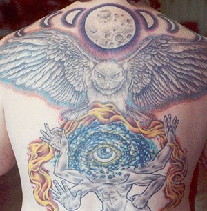 背部奇幻的眼睛与猫头鹰和月亮纹身图案