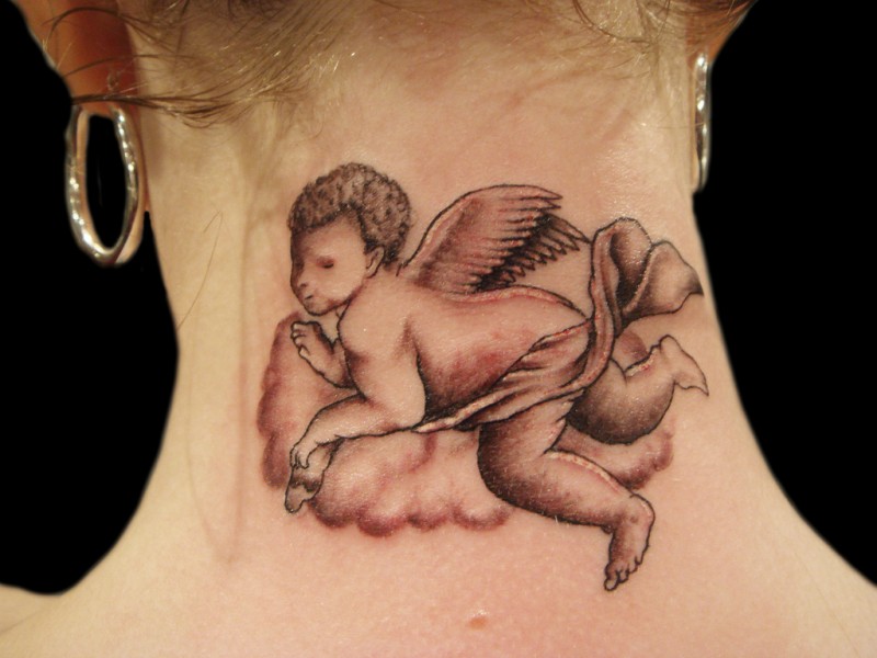 颈部小天使婴儿和云朵纹身图案