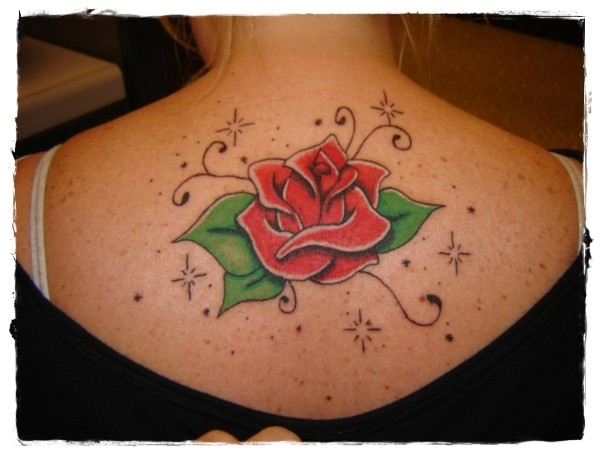 背部可爱卡通风格彩绘玫瑰纹身图案