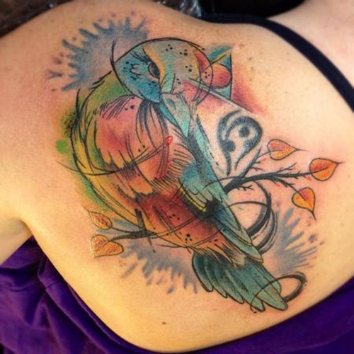 背部美丽的水彩鸟类纹身图案